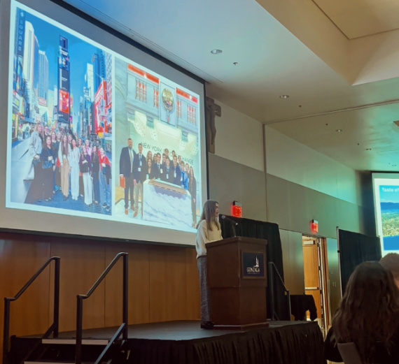 男性が父親を抱きしめ、母親と姉が見守る